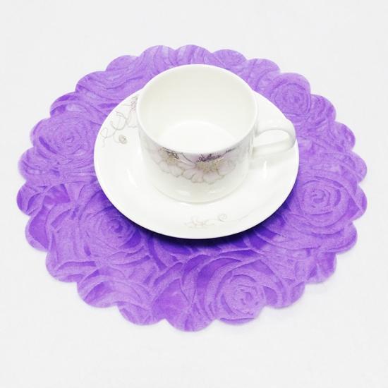 Nonwoven placemats for dining table